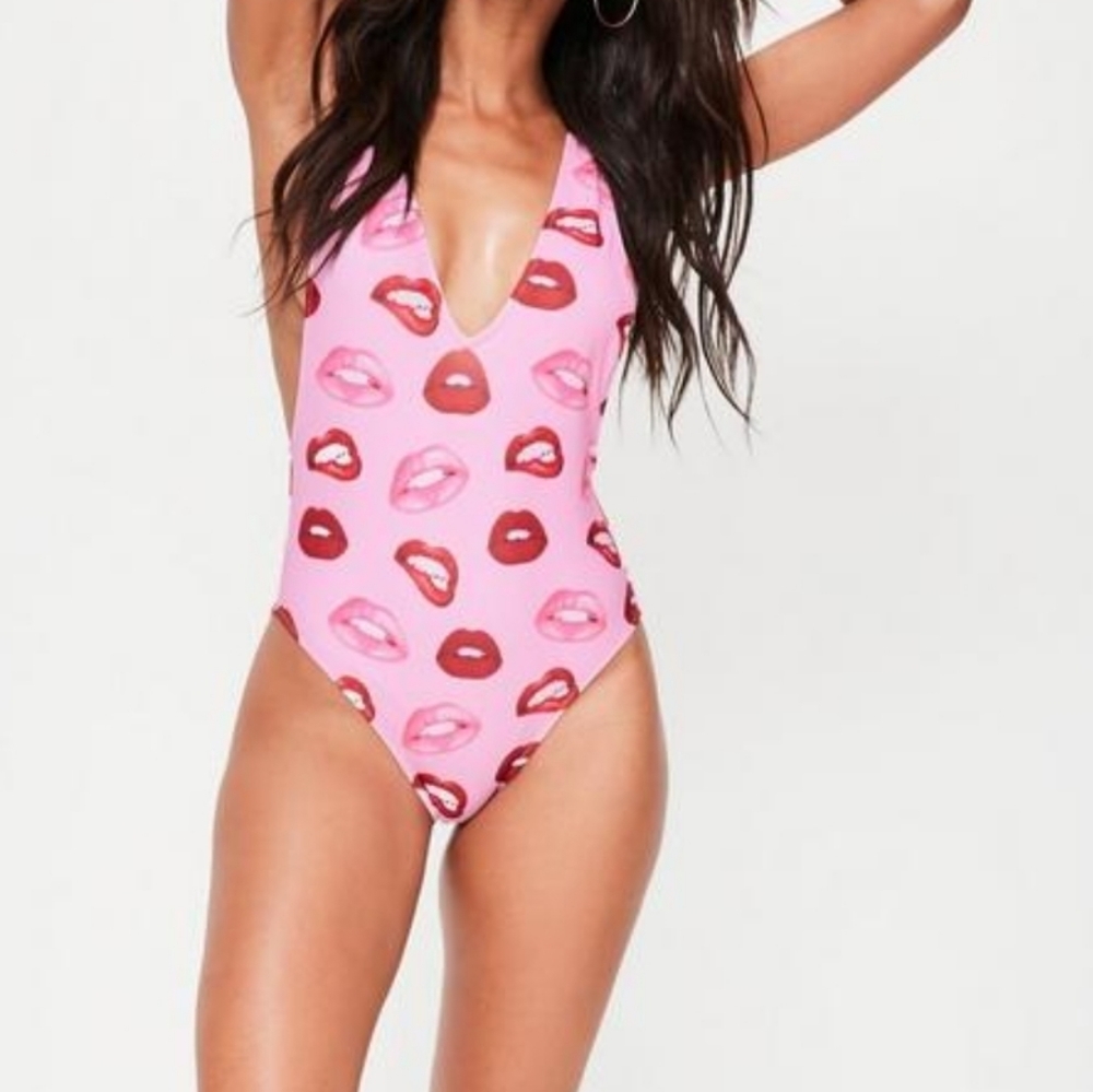 🎉HP🎉NEW MISSGUIDED "LIPS" Swimsuit
